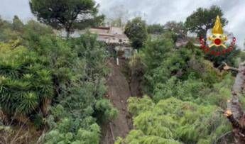 Maltempo sull’Italia, bomba d’acqua nel Reggino. Frana a Mergellina: evacuati tre appartamenti