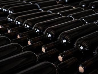 Maxi furto nella cantina Antinori in Toscana, rubate 30mila bottiglie per 5 milioni di euro: caccia alla banda