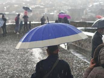Meteo, ancora maltempo con temporali e piogge intense al Centro-Sud: da domenica torna il sole