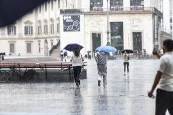 Meteo, piogge e maltempo nel weekend: si abbassano le temperature