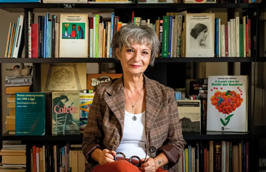 Un chilo di pane e un classico di Calvino. La rivoluzione della libraia che regala cultura tra i banchi del mercato