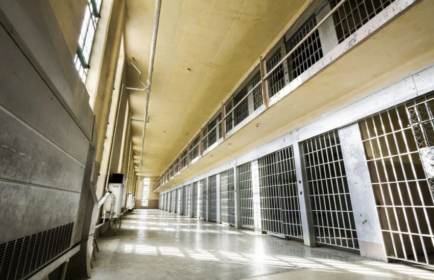 Un enorme murale sul carcere di Opera: arte e reinserimento sociale per i detenuti