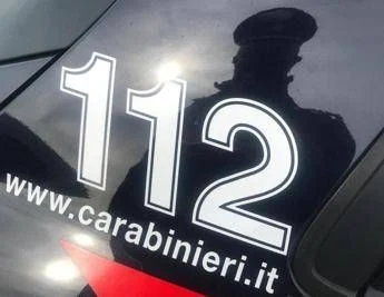 Napoli, strattona bimbo di 5 anni e tenta di portarlo via: denunciato 45enne