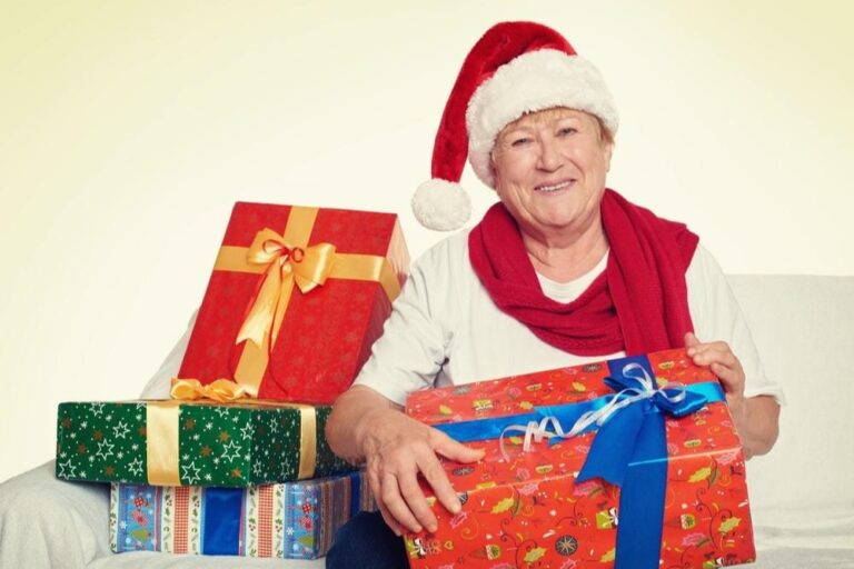 Natale solidale, i nonni delle Rsa realizzano doni per i bambini ricoverati