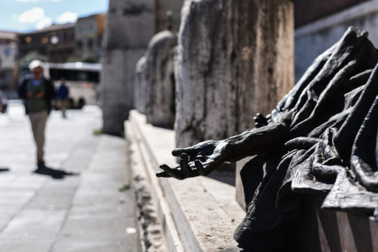 In fila al Banco dei Pegni: tra i nuovi poveri, tanti senior