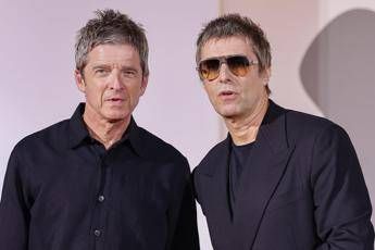 Oasis in tour, la guerra dei biglietti e i messaggi di Liam Gallagher: “Buona fortuna. Siate gentili e non cattivi”