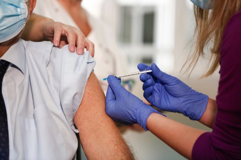 Obbligo vaccinale in Grecia: multe da 100 euro al mese agli over 60 che non si vaccinano