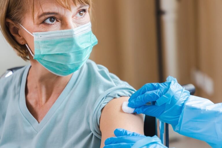 Obbligo vaccinale per gli over 50 e super green pass: il calendario delle scadenze