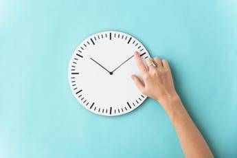 Ora solare tra sonnolenza, risvegli anticipati e irritabilità: i possibili effetti dello spostamento di lancette