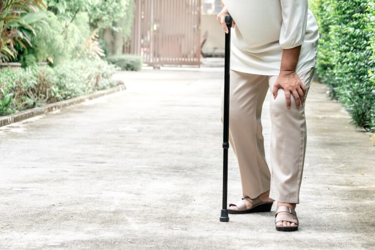 Osteoporosi, serve più diagnosi per prevenire le cadute