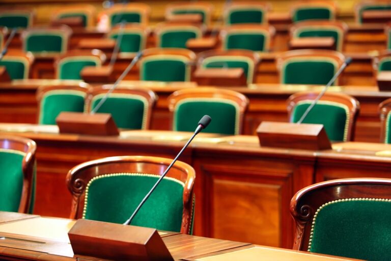 Over 50 e politica, un rapporto da ricostruire