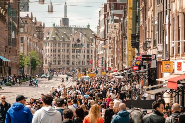 Il fenomeno dell’overtourism ad Amsterdam e nelle altre città del mondo