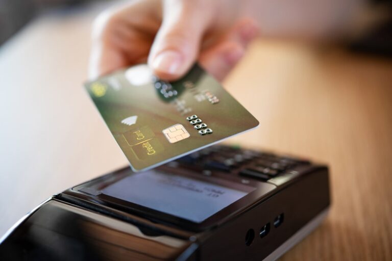 Pagamenti digitali, l’alternativa ai contanti piace anche agli over 55