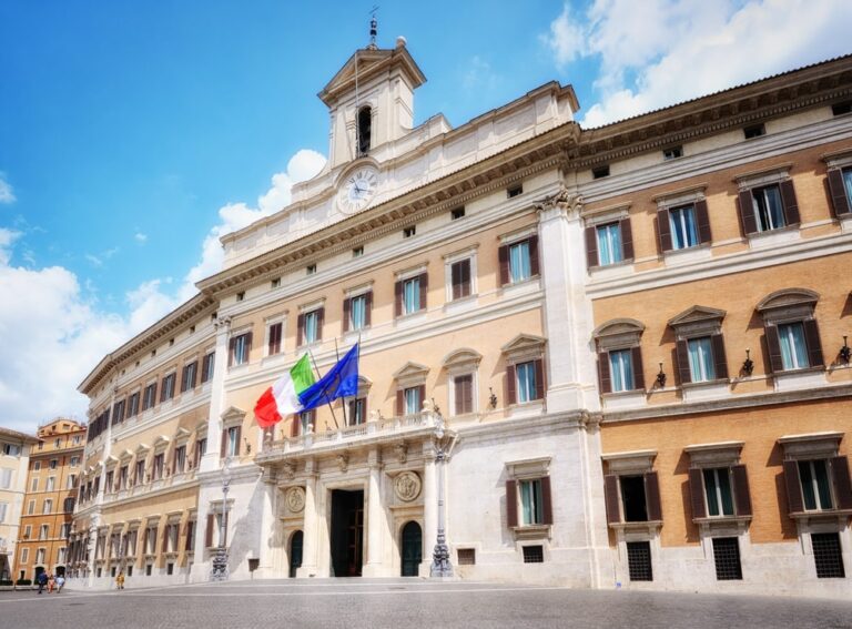 Decreto Rilancio, tra regolarizzazione badanti e bonus vacanze
