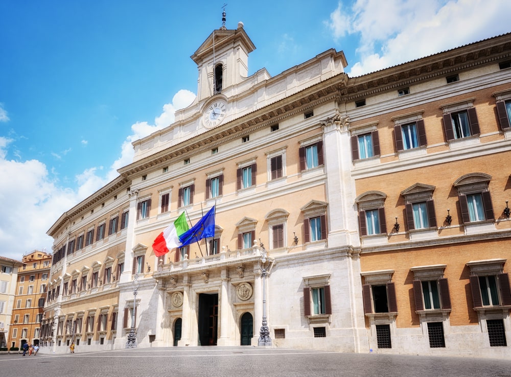 Decreto Rilancio, tra regolarizzazione badanti e bonus vacanze