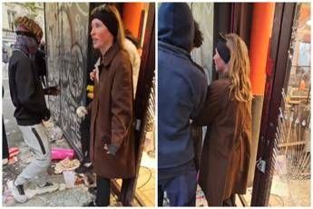 Parigi, donna prova a fermare i saccheggiatori: “Perché lo fate?”