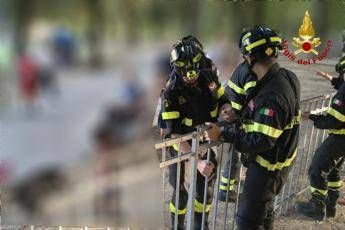 Paura a Pordenone, bimbo di 2 anni incastrato con la testa nella ringhiera del parco giochi: soccorso