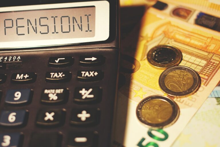Pensione anticipata, c’è una stretta che frena soprattutto le donne