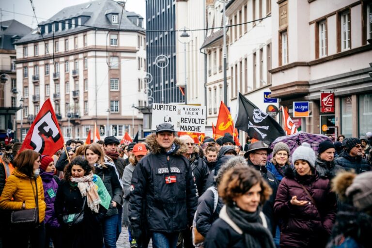 Francia, la riforma delle pensioni procede per decreto