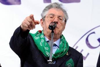 “Per fortuna Umberto Bossi è morto”: è bufera sul consigliere Pd di Reggio Emilia