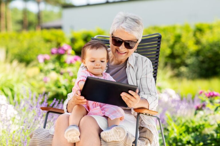 Sempre più nonni e meno nipoti: il calo della natalità nel Lazio