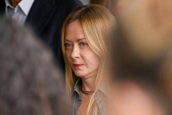 Poliziotti feriti a Roma, Meloni: “Aggressore subito libero, inaccettabile”