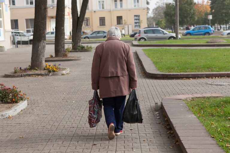 Anziani: la povertà accorcia la vita di nove anni