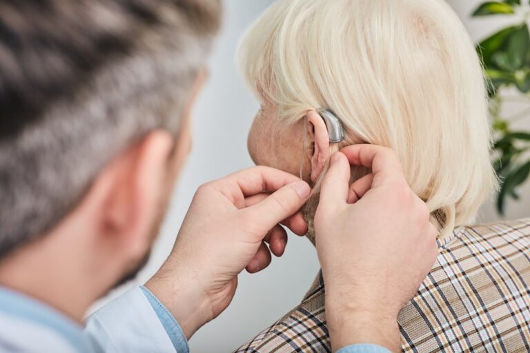 Prevenire la perdita dell’udito allontana l’insorgere della demenza. Lo studio