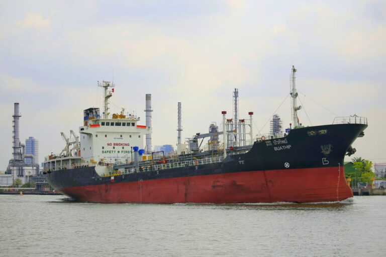 Cresce il prezzo del petrolio: l’escalation in Iran scuote i mercati