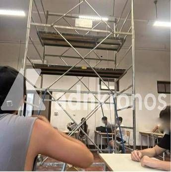 Primo giorno di scuola, a Roma studenti in classe con l’impalcatura