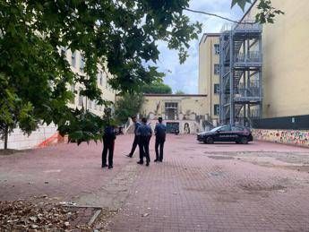 Prof accoltellata a Roma da studente 13enne, la vittima in ospedale: “Che spavento, non me lo aspettavo”