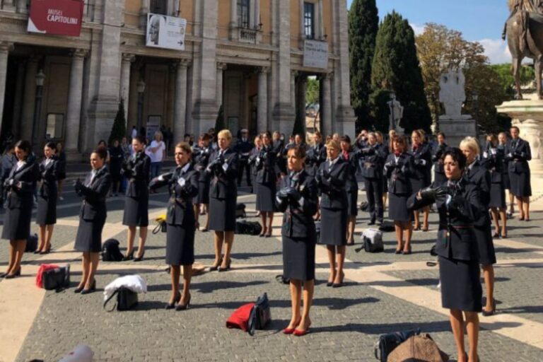 La protesta delle ex lavoratrici Alitalia lasciate a terra: “Discriminate per genere e per età”