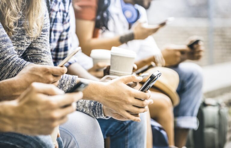Quando l’iperconnessione crea distanze fisiche e sociali
