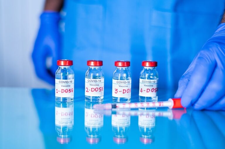 Quarta dose anti-Covid, sì del Ministero per over 80 e soggetti fragili