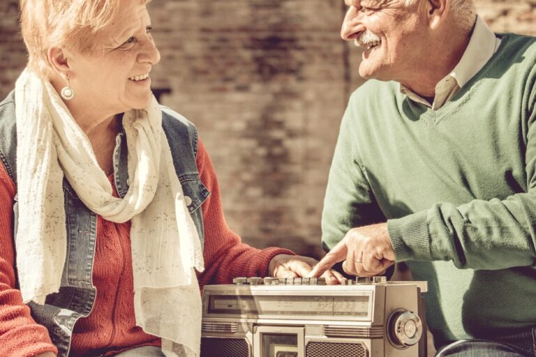Elogio della radio, compagna di tanti senior italiani