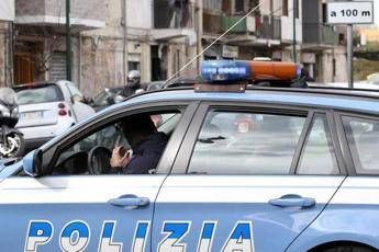 Ragazza accoltellata alla schiena da uno sconosciuto, caccia all’uomo a Salerno
