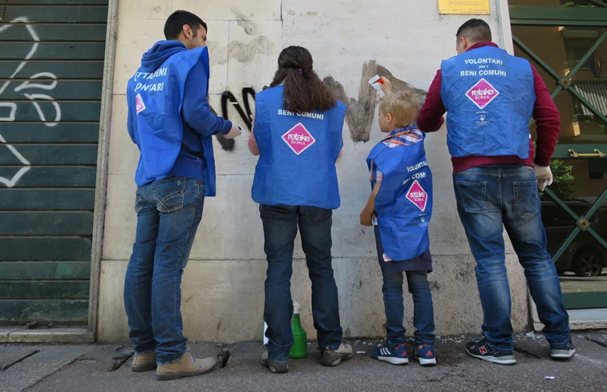 «Noi, volontari di Retake, ci riprendiamo gli angoli della città»