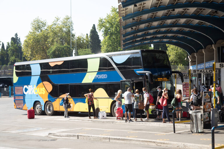 Covid, quali controlli per chi viaggia in pullman?