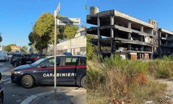 Roma, cosa sta succedendo al “palazzo della droga” a Tor Sapienza: in corso lo sgombero