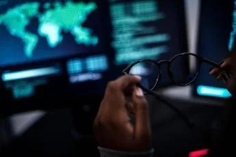 Russia, operazione ‘Matryoshka’: così la fabbrica di fake news del Cremlino punta sull’Italia