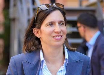Schlein all’assemblea del Pd: “Primarie o no, mi candido presidente del Consiglio”