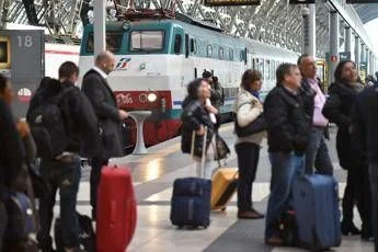 Scioperi a novembre, il calendario: tutte le date ‘nere’ del mese. Dagli aerei ai treni, dalla scuola al trasporto pubblico locale