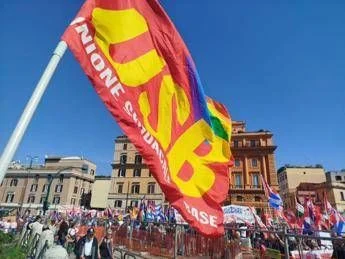 Sciopero generale, cortei e disagi in tutta Italia: Roma e Milano blindate, a rischio i trasporti – Diretta