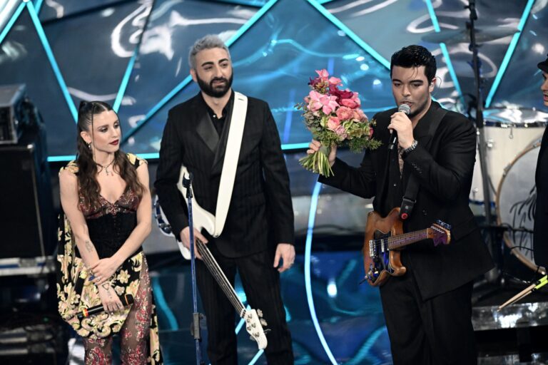 Seconda serata di Sanremo, Geolier in testa alla top five
