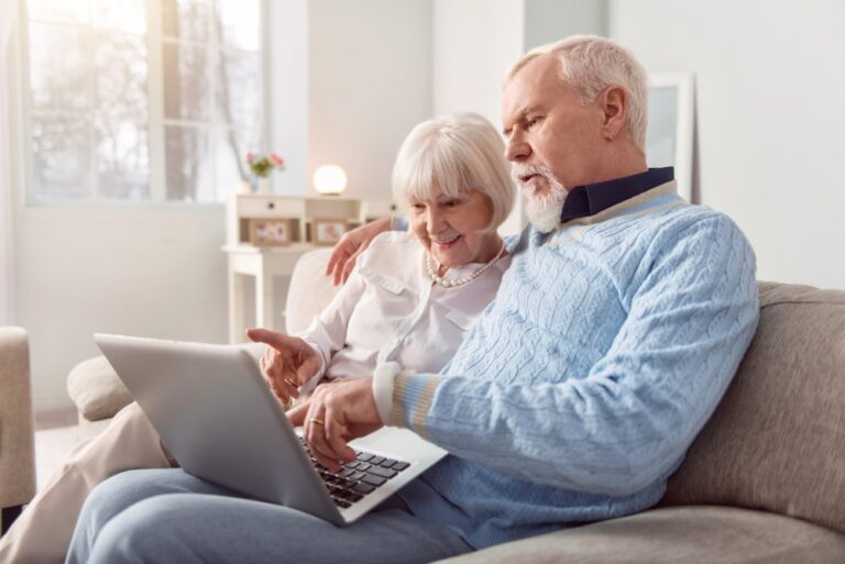 Il web compie 50 anni: quanto e come lo usano i senior