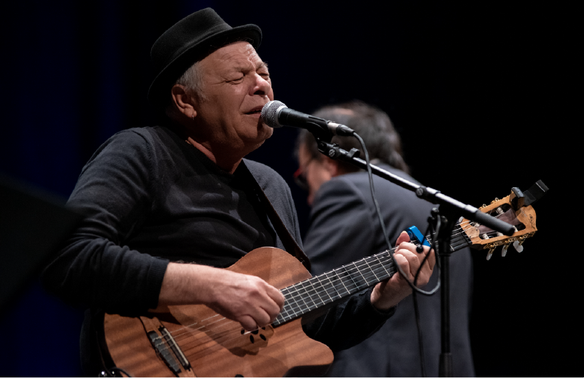 «Per me vale l’arte, il banale mi teme». I quarant’anni di musica di Enzo Gragnaniello