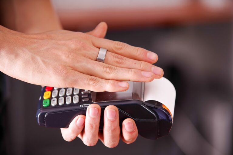 Smart ring, monitorare la salute con un dito