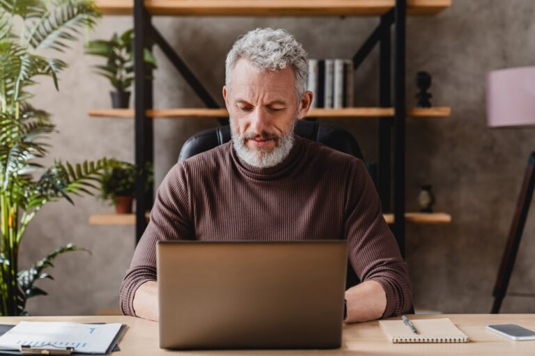 Smart working e over 60: un ponte verso il pensionamento?