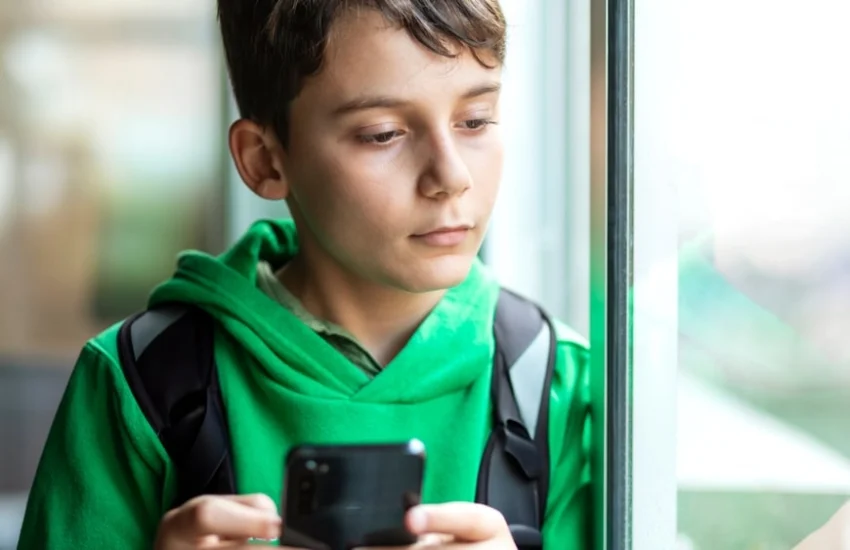 La Francia dichiara guerra allo smartphone nelle scuole