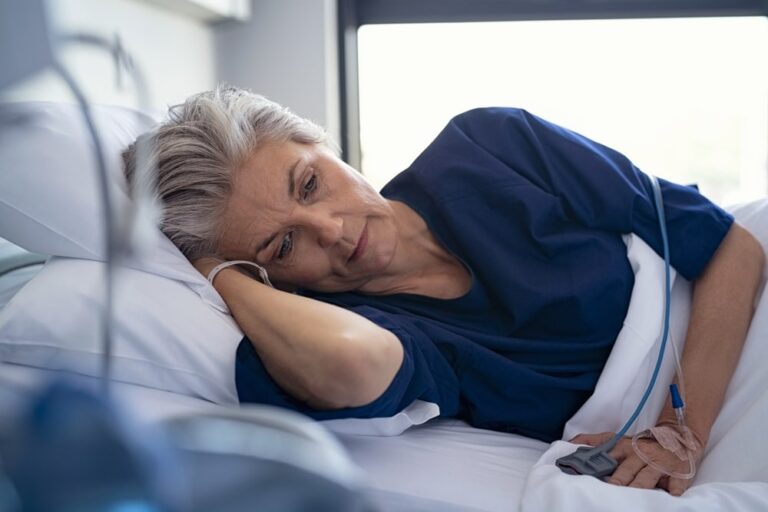 Solitudine e ricoveri: gli over 70 soli restano ricoverati di più